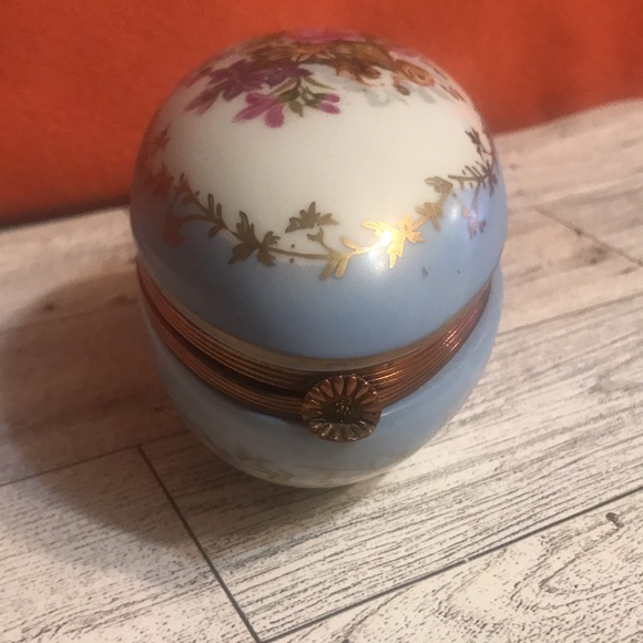 Vintage Handpainted Egg shaped trinket box - Picture 3 of 7